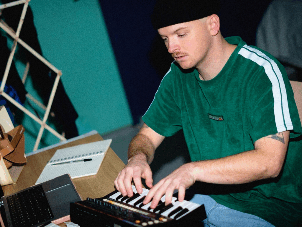 JVLY - 'Drowning In My Room (Contrecoeur Remix)'